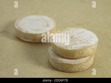 Formaggio francese chiamato Rocamadour, formaggio prodotto con latte di capra Foto Stock