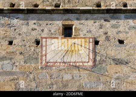 Antica meridiana su muro di pietra Foto Stock