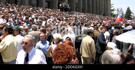 NESSUN FILM, NESSUN VIDEO, NESSUNA TV, NESSUN DOCUMENTARIO - migliaia di sostenitori dell'ex dittatore cileno Gen. Augusto Pinochet osservano la sua bara lasciare l'accademia militare a Santiago, Cile, dove si è tenuto il suo funerale, il 12 dicembre 2006. Foto di Jack Chang/MCT/ABACAPRESS.COM Foto Stock