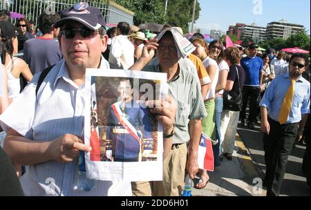 NESSUN FILM, NESSUN VIDEO, NESSUNA TV, NESSUN DOCUMENTARIO - migliaia di sostenitori dell'ex dittatore cileno, il Gen. Augusto Pinochet, aspettavano fuori da un'accademia militare a Santiago, Cile, il 11 dicembre 2006. Foto di Jack Chang/MCT/ABACAPRESS.COM Foto Stock