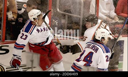 NESSUN FILM, NESSUN VIDEO, NESSUNA TV, NESSUN DOCUMENTARIO - Karel Rachunek dei Rangers di New York si avvicina pericolosamente ad essere colpito dal bastone di Niko Dimitrakos dei Philadelphia Flyers in prima azione come Sandis Ozolinsh dei Rangers skates al Wachovia Center di Philadelphia, PA, USA il 12 dicembre 2006. Foto di Ron Cortes/Philadelphia Inquirer/MCT/Cameleon/ABACAPRESS.COM Foto Stock