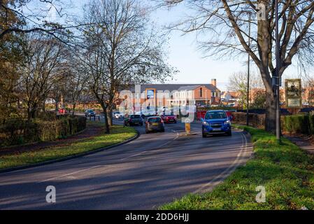 Nuovo negozio Aldi causando traffico extra vicino al tumulo sepolcrale anglosassone. Prittlewell. Sepoltura storica vicino alla A1159 Priory Crescent Road. Problema locale Foto Stock