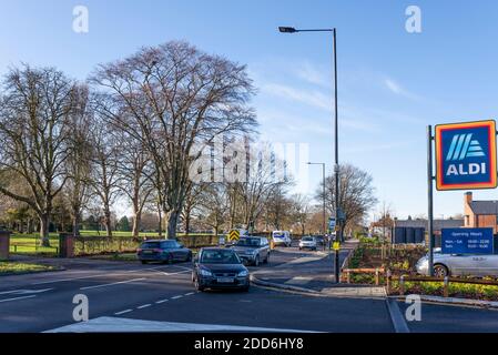 Nuovo negozio Aldi causando traffico extra vicino al tumulo sepolcrale anglosassone. Prittlewell. Sepoltura storica vicino alla A1159 Priory Crescent Road. Problema locale Foto Stock