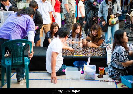 Thai Women Shopping for Jewellery at Walking Street Market, Ratchadamnoen Road, Chiang mai, Thailandia, Sud-est asiatico Foto Stock