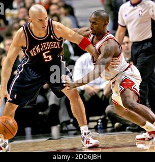 NESSUN FILM, NESSUN VIDEO, NESSUNA TV, NESSUN DOCUMENTARIO - Chicago Bulls' ben Gordon Presses New Jersey Nets' Jason Kidd presso lo United Center di Chicago, il, USA, il 11 gennaio 2007. Foto di Charles Cherney/Chicago Tribune/MCT/Cameleon/ABACAPRESS.COM Foto Stock