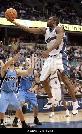 NESSUN FILM, NESSUN VIDEO, NESSUNA TV, NESSUN DOCUMENTARIO - Washington Wizards Gilbert Arenas (0) segna da Utah Jazz Deron Williams (8), sinistra e Carlos Boozer (5) durante il loro gioco giocato al Verizon Center a Washington, DC, USA il 15 gennaio 2007. Washington sconfisse lo Utah 114-111. Foto di Harry E. Walker/MCT/ABACAPRESS.COM Foto Stock