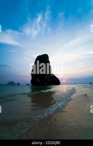 Carso calcareo silhouette al tramonto sulla spiaggia tropicale di Ao Phra Nang, Railay (Rai Leh), Thailandia del Sud, Asia sudorientale Foto Stock