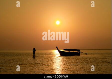 Pescatore di ritorno a Sunrise, Railay Beach, Thailandia del Sud, Sud-Est Asiatico Foto Stock