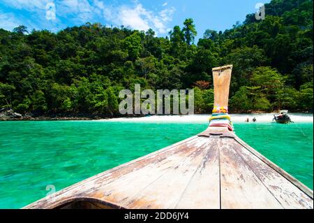Arrivo su una spiaggia tropicale a Koh Phi Phi, Thailandia del Sud, Asia sudorientale Foto Stock