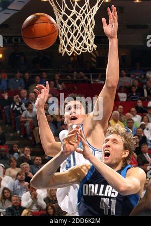 NESSUN FILM, NESSUN VIDEO, NESSUNA TV, NESSUN DOCUMENTARIO - Darko Milicic di Orlando Magic spara su Dirk Nowitzki di Dallas Mavericks all'Amway Arena di Orlando, FL, USA il 23 gennaio 2007. La magia sconfisse i Mavericks 111-95. Foto di Gary W. Green/Orlando Sentinel/MCT/Cameleon/ABACAPRESS.COM Foto Stock