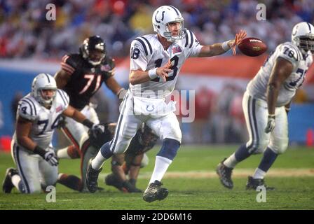 NO FILM, NO VIDEO, NO TV, NO DOCUMENTARIO - il quarto di Indianapolis Colts Peyton Manning fa sgombrare la palla contro i Chicago Bears in Super Bowl XLI a Miami, FL, USA il 4 febbraio 2007. Indianapolis Colts ha vinto 29-17. Foto di David Eulitt/Kansas City Star/MCT/Cameleon/ABACAPRESS.COM Foto Stock