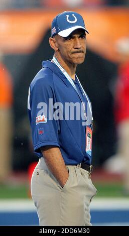 NO FILM, NO VIDEO, NO TV, NO DOCUMENTARIO - il capo allenatore di Indianapolis Colts Tony Dungy guarda il suo team riscaldare prima di Super Bowl XLI a Miami, FL, USA il 4 febbraio 2007. Indianapolis Colts ha vinto 29-17. Foto di Gary W. Green/MCT/Cameleon/ABACAPRESS.COM Foto Stock