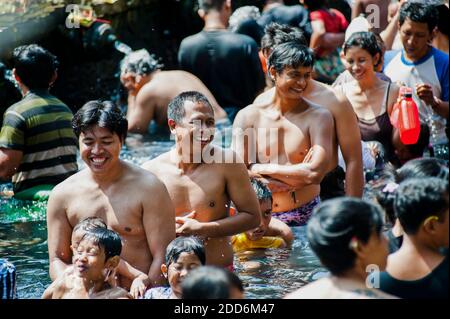 Il più grande sorriso in Indonesia, un uomo balinese nella piscina sacra al tempio pura Tirta Empowerl, Bali, Indonesia, Asia Foto Stock