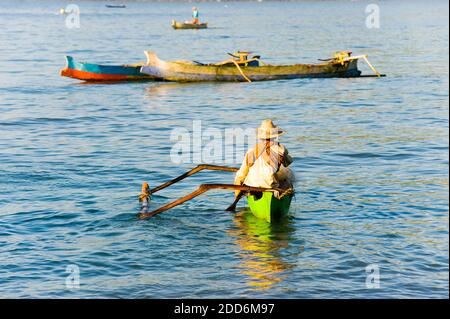 Si parte per una gita di pesca in una tradizionale barca da pesca a Kuta Beach, Kuta Lombok, Indonesia, Asia Foto Stock