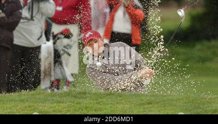 NO FILM, NO VIDEO, NO TV, NO DOCUMENTARIO - attore Kevin Costner sfreccia fuori da un bunker sulla 2 ° buco durante il round 'Celebrity Challenge' dell'annuale torneo di golf pro/celebrity di Pebble Beach a Pebble Beach, CA, USA il 7 febbraio 2007. Foto di Dan Honda/Contra Costa Times/MCT/Cameleon/ABACAPRESS.COM Foto Stock