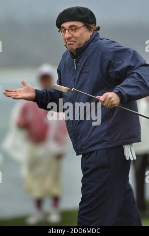 NESSUN FILM, NESSUN VIDEO, NESSUNA TV, NESSUN DOCUMENTARIO - attore Andy Garcia reagisce a fare un lungo putt sulla 18 buche durante il round 'Celebrity Challenge' dell'annuale torneo di golf pro/celebrity a Pebble Beach, CA, USA il 7 febbraio 2007. Foto di Dan Honda/Contra Costa Times/MCT/Cameleon/ABACAPRESS.COM Foto Stock