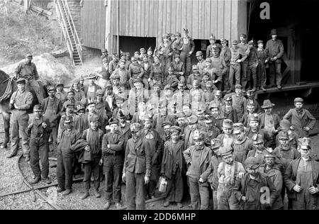 DEMOLITORI RAGAZZI e altri lavoratori presso le miniere di carbone di Woodward, Kingston, Pennsylvania, circa 1900 Foto Stock