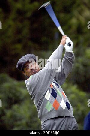 NESSUN FILM, NESSUN VIDEO, NESSUNA TV, NESSUN DOCUMENTARIO - George Lopez guarda il suo viaggio sulla prima buca durante il primo round del Pebble Beach National Pro-am al campo da golf Spyglass Hill a Pebble Beach, CA, USA l'8 febbraio 2007. Foto di Vern Fisher/Monterey County Herald/MCT/ABACAPRESS.COM Foto Stock