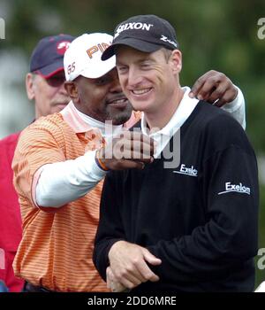 NO FILM, NO VIDEO, NO TV, NO DOCUMENTARIO - Emmitt Smith (a sinistra) scherza intorno con Jim Furyk (a destra) fissando il collare di Furyk sul 2 ° tee durante il terzo round del Pebble Beach National Pro-Am a Pebble Beach, CA, USA il 10 febbraio 2007. Foto di Vern Fisher/Monterey County Herald/MCT/ABACAPRESS.COM Foto Stock