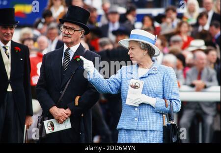 Regina Elisabetta II Sempre pronto Epsom Derby Foto Stock