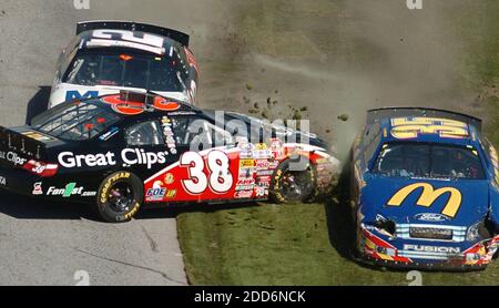 NO FILM, NO VIDEO, NO TV, NO DOCUMENTARIO - Jason Leffler (38), Bobby Hamilton, Jr. (35), e Sam Hornish, Jr. (12) sono tra le diverse vetture coinvolte in un relitto durante la gara NASCAR Busch Series Orbitz 300 a Daytona International Speedway a Daytona Beach, FL, USA il 17 febbraio 2007. Foto di Stephen M. Dowell/Orlando Sentinel/MCT/Cameleon/ABACAPRESS.COM Foto Stock