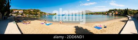 Foto panoramica della spiaggia di Kolocep sull'isola di Kolocep, le isole Elafiti, la costa dalmata, la Croazia Foto Stock