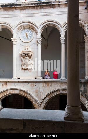 Foto dei turisti all'interno del Palazzo dei Rettori, Dubrovnik, Croazia Foto Stock