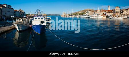 Foto panoramica della città di Trogir con barche ormeggiate nel porto, Costa Dalmazia, Croazia, Europa Foto Stock