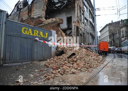 Bucarest, Romania - 6 aprile 2010: Resti di un vecchio edificio crollato su una strada di Bucarest. Foto Stock