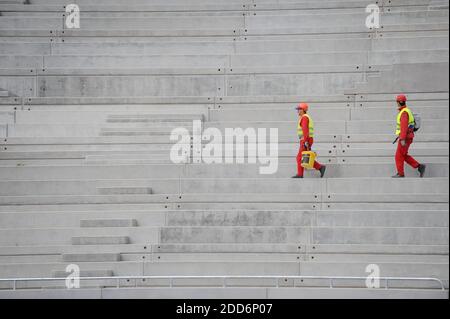 Bucarest, Romania - 29 aprile 2010: Lavoratori nel cantiere dello stadio della National Arena di Bucarest. Foto Stock