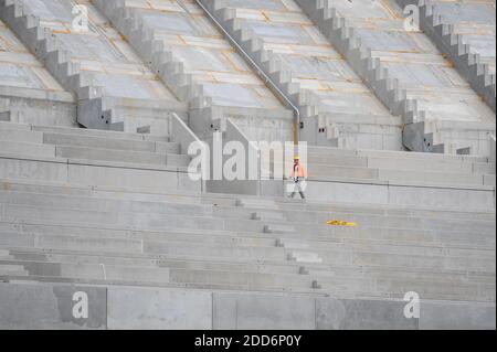 Bucarest, Romania - 29 aprile 2010: Lavoratori nel cantiere dello stadio della National Arena di Bucarest. Foto Stock