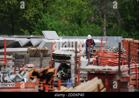 Bucarest, Romania - 29 aprile 2010: Lavoratori nel cantiere dello stadio della National Arena di Bucarest. Foto Stock