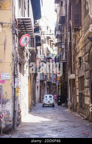 Fiat 500 in una stradina acciottolata a Palermo, Sicilia, Italia, Europa Foto Stock