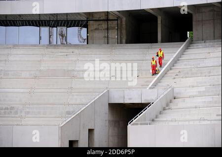 Bucarest, Romania - 29 aprile 2010: Lavoratori nel cantiere dello stadio della National Arena di Bucarest. Foto Stock