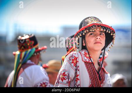 Bucarest, Romania - 9 maggio 2010: Ritratto di un ragazzo vestito in costume tradizionale dei ballerini rumeni antichi Calusarii. Foto Stock