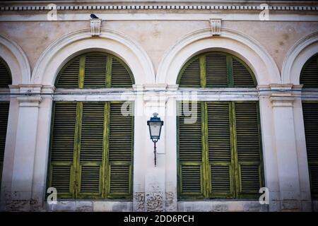 Persiane verdi su finestre di Ortigia, Siracusa (Siracusa), Sicilia, Italia, Europa Foto Stock