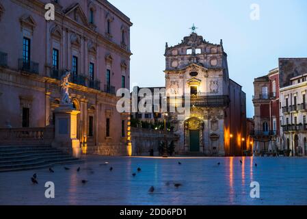 Chiesa di Santa Lucia alla Badia (Chiesa di Santa Lucia alla Badia) in Piazza Duomo di notte, Ortigia, Siracusa (Siracusa), Sito Patrimonio dell'Umanità dell'UNESCO, Sicilia, Italia, Europa Foto Stock