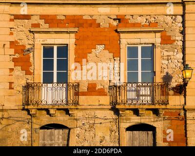 Windows in Ortigia (Ortigia), Siracusa (Siracusa), Sito Patrimonio dell'Umanità dell'UNESCO, Sicilia, Italia, Europa Foto Stock