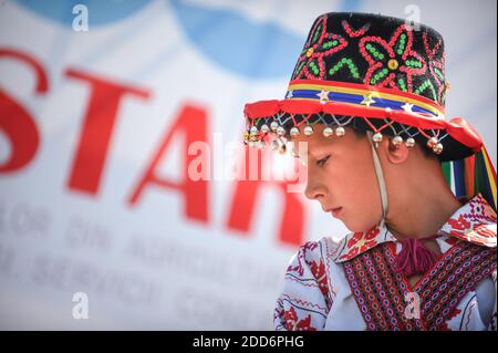 Bucarest, Romania - 9 maggio 2010: Ritratto di un ragazzo vestito in costume tradizionale dei ballerini rumeni antichi Calusarii. Foto Stock