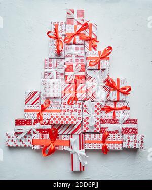 Albero di Natale colorato formato da diversi modelli e dimensioni regali in scatola Foto Stock