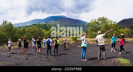 Foto panoramica dei turisti in un tour del vulcano Etna, esplorando un antico flusso di lava, la Sicilia, patrimonio dell'umanità dell'UNESCO, l'Italia, l'Europa Foto Stock