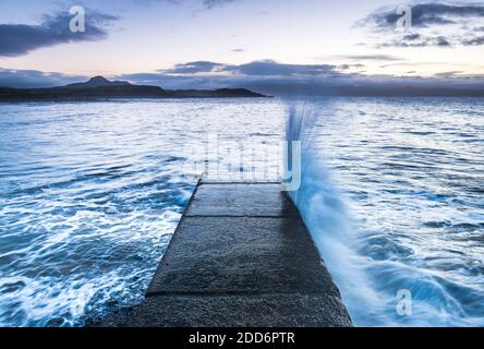 Molo di Criccieth Beach all'alba, Galles del Nord Foto Stock