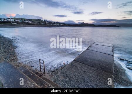 Molo di Criccieth Beach all'alba, Galles del Nord Foto Stock