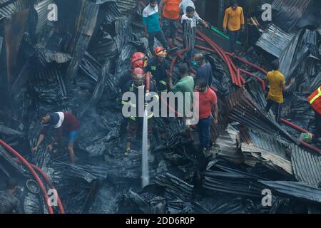 Dhaka, Bangladesh. 24 Nov 2020. I vigili del fuoco del Bangladesh tentano di alimentare il fuoco dopo lo scoppio di fiamme in una baraccopoli a Mohammadpur, a Dacca, Bangladesh, il 24 novembre 2020. Credit: Suvra Kanti Das/ZUMA Wire/Alamy Live News Foto Stock