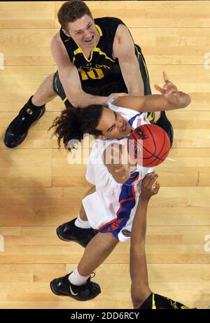 NESSUN FILM, NESSUN VIDEO, NESSUNA TV, NESSUN DOCUMENTARIO - Joakim Noah della Florida combatte nella pittura con Maarty Leunen dell'Oregon (10) durante l'azione nella finale regionale del Midwest NCAA. La Florida sconfisse Oregon, 85-77 anni, al Edward Jones Dome di St. Louis, Missouri, USA, il 25 marzo 2007. Foto di Gary W. Green/Orlando Sentinel/MCT/Cameleon/ABACAPRESS.COM Foto Stock