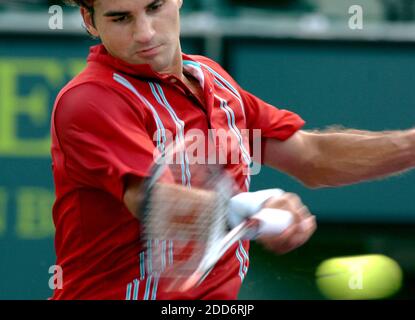 NESSUN FILM, NESSUN VIDEO, NESSUNA TV, NESSUN DOCUMENTARIO - la Svizzera Roger Federer sconfigge, 7-5, 6-3, la Spagna Nicolas Almagro nel loro terzo round del torneo di tennis Sony Ericsson Open a Key Biscayne, Miami, FL, USA il 26 marzo 2007. Foto di Walter Michot/Miami Herald/MCT/Cameleon/ABACAPRESS.COM Foto Stock