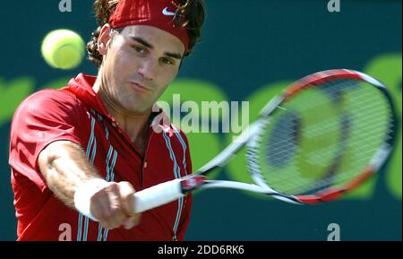 NESSUN FILM, NESSUN VIDEO, NESSUNA TV, NESSUN DOCUMENTARIO - la Svizzera Roger Federer sconfigge, 7-5, 6-3, la Spagna Nicolas Almagro nel loro terzo round del torneo di tennis Sony Ericsson Open a Key Biscayne, Miami, FL, USA il 26 marzo 2007. Foto di Walter Michot/Miami Herald/MCT/Cameleon/ABACAPRESS.COM Foto Stock