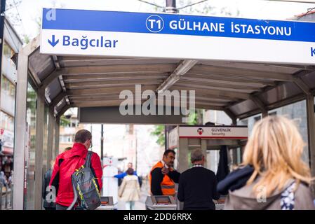 Gulhane Station, una fermata del tram sulla linea T1 del sistema di trasporto pubblico della metropolitana a Istanbul, Turchia, Europa dell'Est Foto Stock