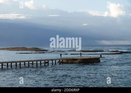 Pescatori libici al porto marino in tempo nuvoloso, Tripoli, Libia - 19 Nov 2020 Foto Stock