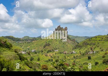 Paesaggio montagnoso verde dell'isola di Santiago nella stagione della pioggia - Capo Verde Foto Stock